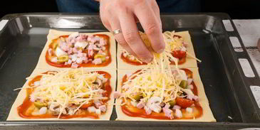 квадратная пицца с колбасой