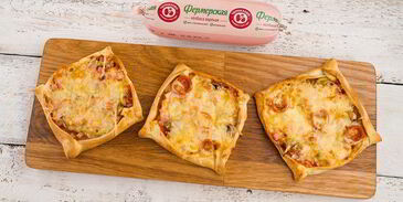 квадратная пицца с колбасой