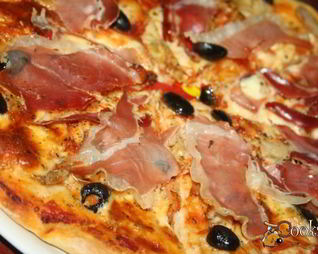 Очень вкусная пицца с хамоном и артишоками в итальянском стиле