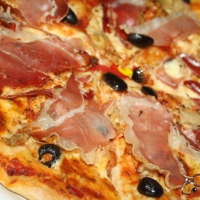 Очень вкусная пицца с хамоном и артишоками в итальянском стиле