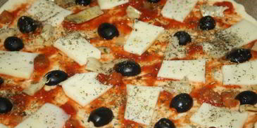 очень вкусная пицца с хамоном и артишоками в итальянском стиле