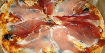 очень вкусная пицца с хамоном и артишоками в итальянском стиле