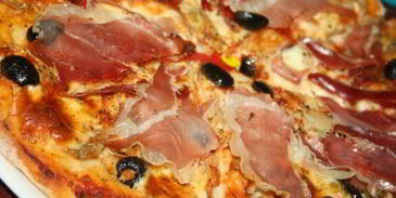 очень вкусная пицца с хамоном и артишоками в итальянском стиле