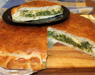 Пицца кальцоне с брокколи и шпинатом