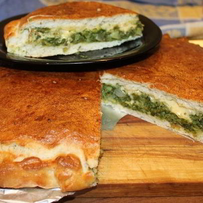 Пицца кальцоне с брокколи и шпинатом