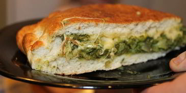 пицца кальцоне с брокколи и шпинатом