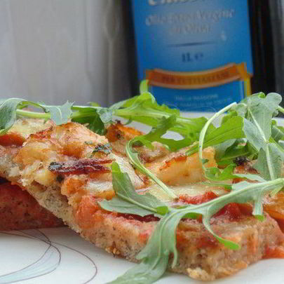 Пицца на гречневой муке с острыми креветками и руколой