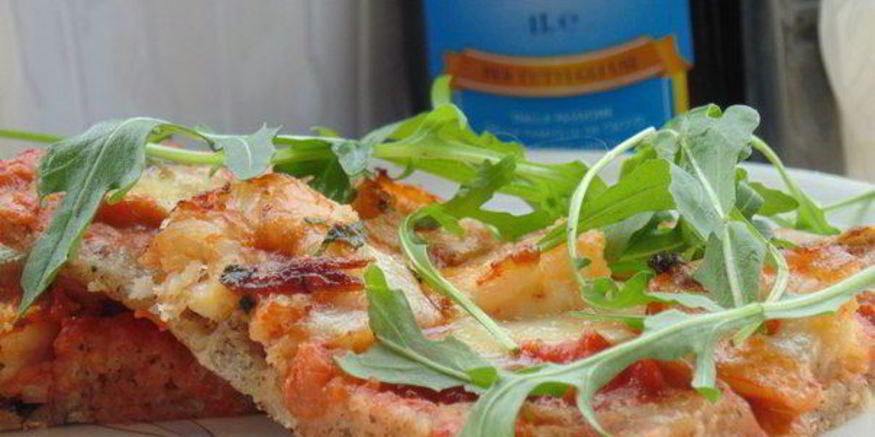 Рецепт пиццы на гречневой муке с острыми креветками и руколой