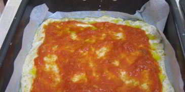 пицца на гречневой муке с острыми креветками и руколой