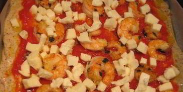 пицца на гречневой муке с острыми креветками и руколой