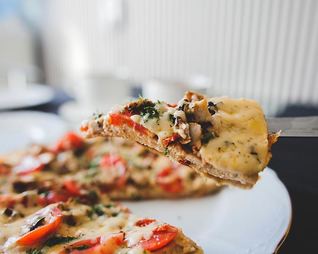 Пицца на кефире на сковороде за 10 минут