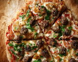 Пицца с фрикадельками, луком и петрушкой