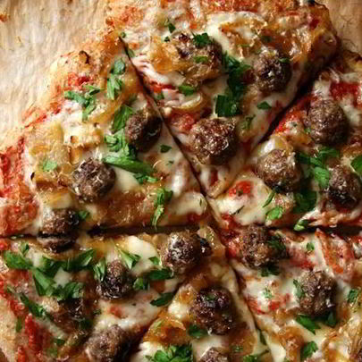 Пицца с фрикадельками, луком и петрушкой