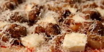 пицца с фрикадельками, луком и петрушкой