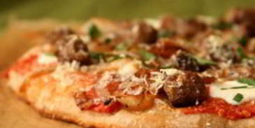 пицца с фрикадельками, луком и петрушкой