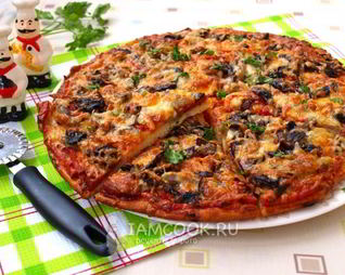 Пицца с грибами и колбасой