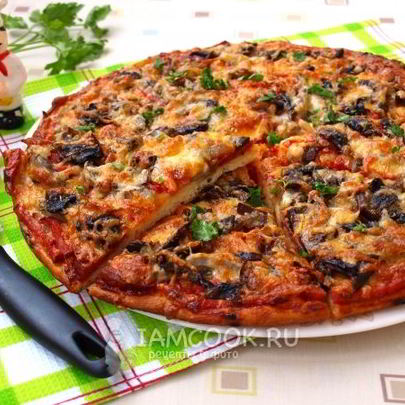 Пицца с грибами и колбасой