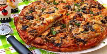 пицца с грибами и колбасой