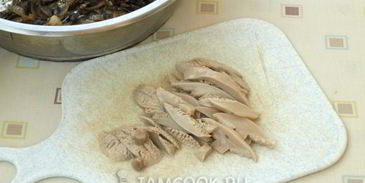 пицца с грибами и колбасой