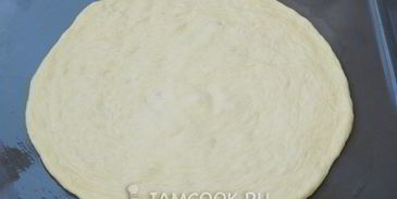 пицца с грибами и колбасой