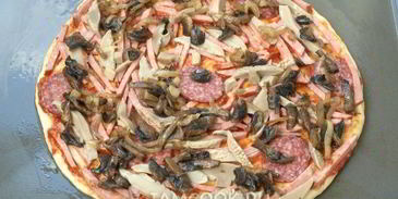 пицца с грибами и колбасой