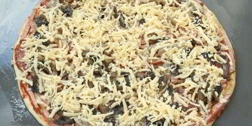 пицца с грибами и колбасой