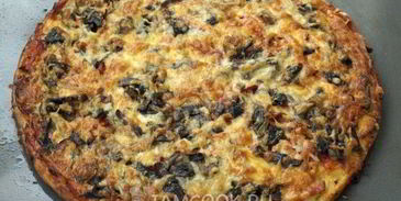 пицца с грибами и колбасой