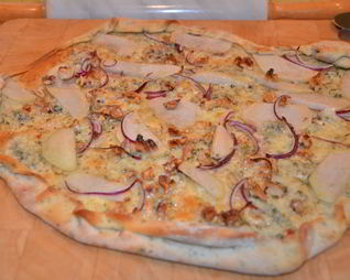 Пицца с грушами, орехами и голубым сыром