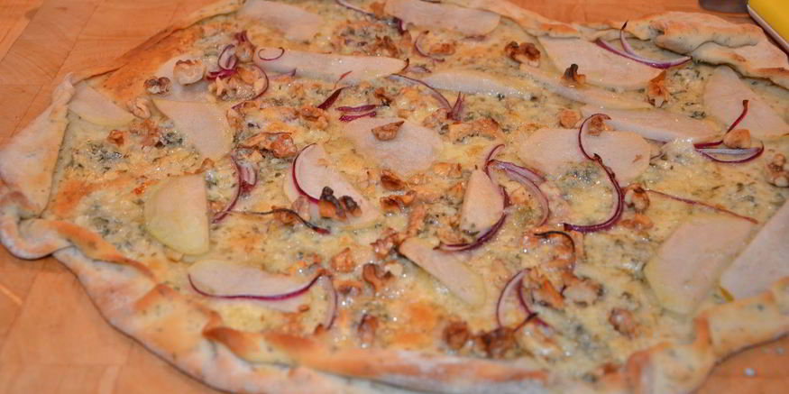 Рецепт пиццы с грушами, орехами и голубым сыром