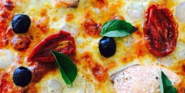 пицца с креветками и семгой