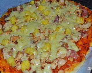 Пицца с курицей и ананасами