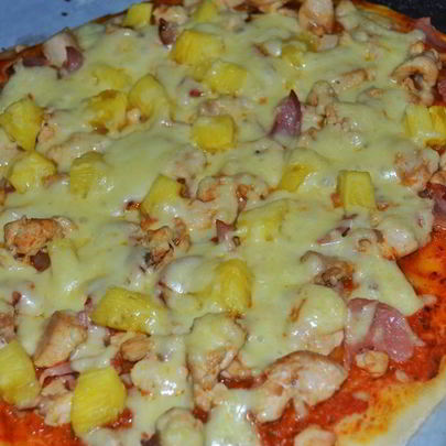 Пицца с курицей и ананасами