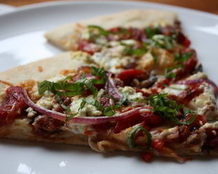 Пицца с луком и колбасой