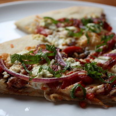 Пицца с луком и колбасой