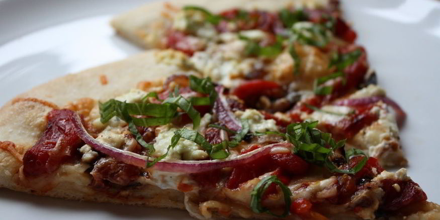 Рецепт пиццы с лукома и колбасоя