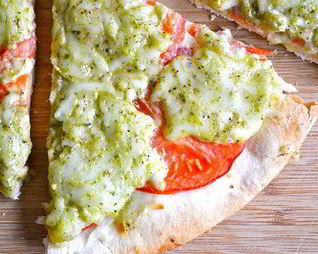 Пицца с помидорами, моцареллой и базиликом