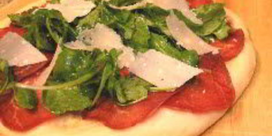 Рецепт пиццы с рукколой и ветчиной
