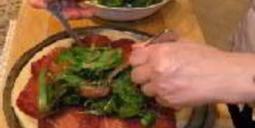 пицца с рукколой и ветчиной