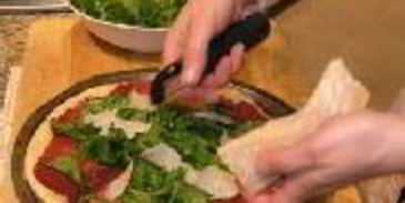 пицца с рукколой и ветчиной