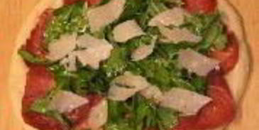 пицца с рукколой и ветчиной