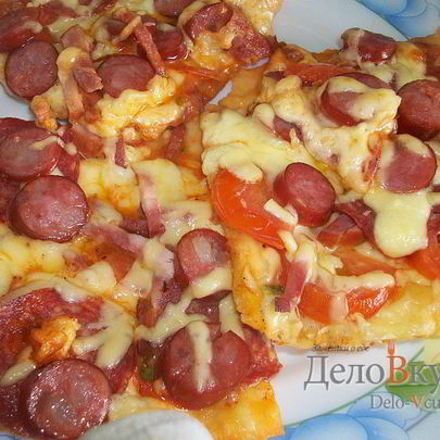 Пицца с салями, колбасой, помидорами, моцареллой, твердым сыром, охотничьими колбасками и зеленью