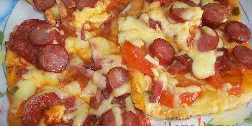 Рецепт пиццы с салями, колбасой, помидорами, моцареллой, твердым сыром, охотничьими колбасками и зеленью