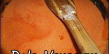 пицца с салями, колбасой, помидорами, моцареллой, твердым сыром, охотничьими колбасками и зеленью