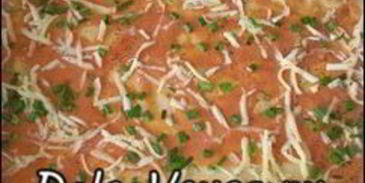 пицца с салями, колбасой, помидорами, моцареллой, твердым сыром, охотничьими колбасками и зеленью