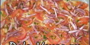 пицца с салями, колбасой, помидорами, моцареллой, твердым сыром, охотничьими колбасками и зеленью