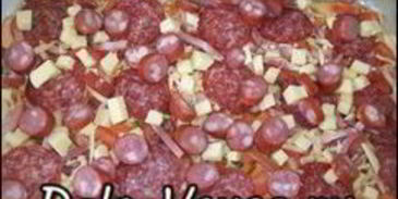 пицца с салями, колбасой, помидорами, моцареллой, твердым сыром, охотничьими колбасками и зеленью