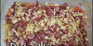 пицца с салями, колбасой, помидорами, моцареллой, твердым сыром, охотничьими колбасками и зеленью