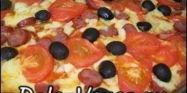 пицца с салями, колбасой, помидорами, моцареллой, твердым сыром, охотничьими колбасками и зеленью