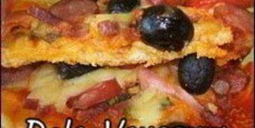 пицца с салями, колбасой, помидорами, моцареллой, твердым сыром, охотничьими колбасками и зеленью