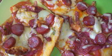 пицца с салями, колбасой, помидорами, моцареллой, твердым сыром, охотничьими колбасками и зеленью